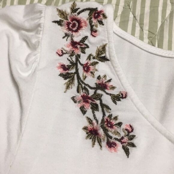 ✨HP✨A&E Long Sleeve Floral Embroidered Top✨ - Picture 4 of 5